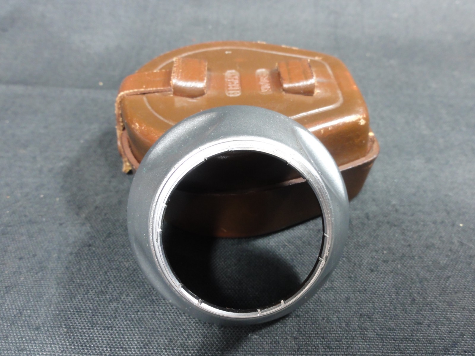 VOIGTLANDER VITO 310/32 PUSH ON LENS SHADE WITH LEATHER CASE