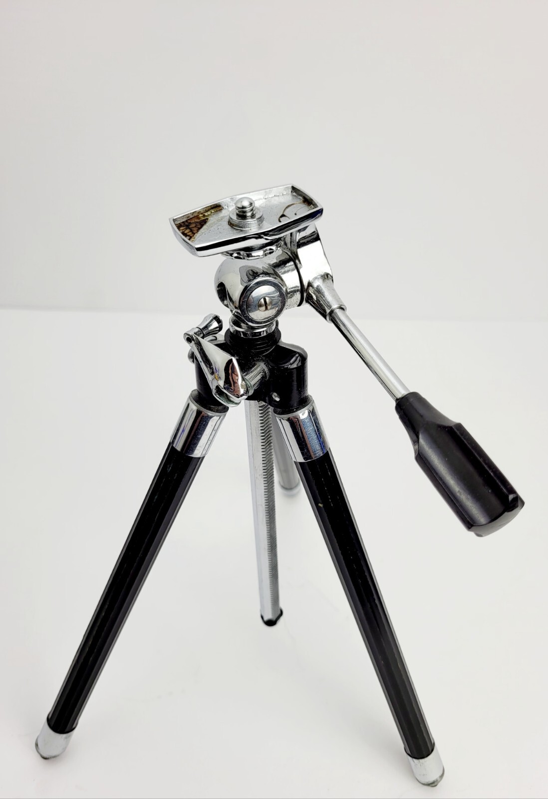Diamond Camera Tripod With Zipper Closing Leather Cary Case With Handle
