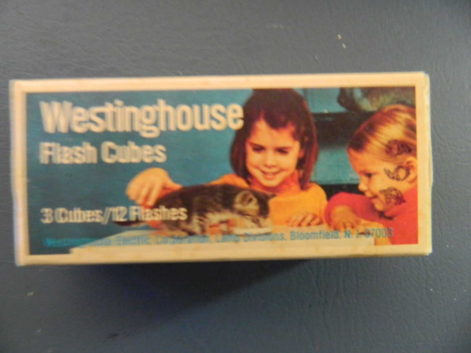 Old vintage GE Flash Bulbs 5B for Camera 1970’s Sylvania Cubes Westinghouse