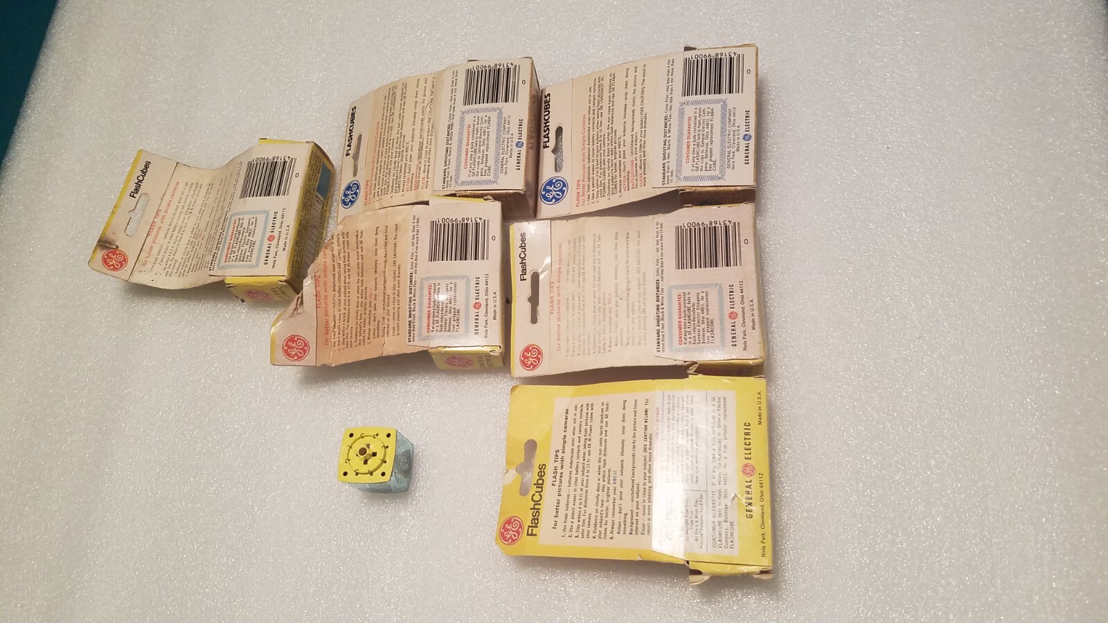 Vintage GE Flash Cubes, 18 cubes, 72 flashes for Standard Cube Camera Not Tested
