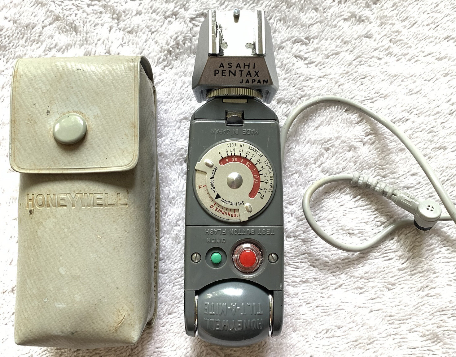 Honeywell Tilt-A-Mite Flash with Case – Made in Japan – Vintage Camera Accessory