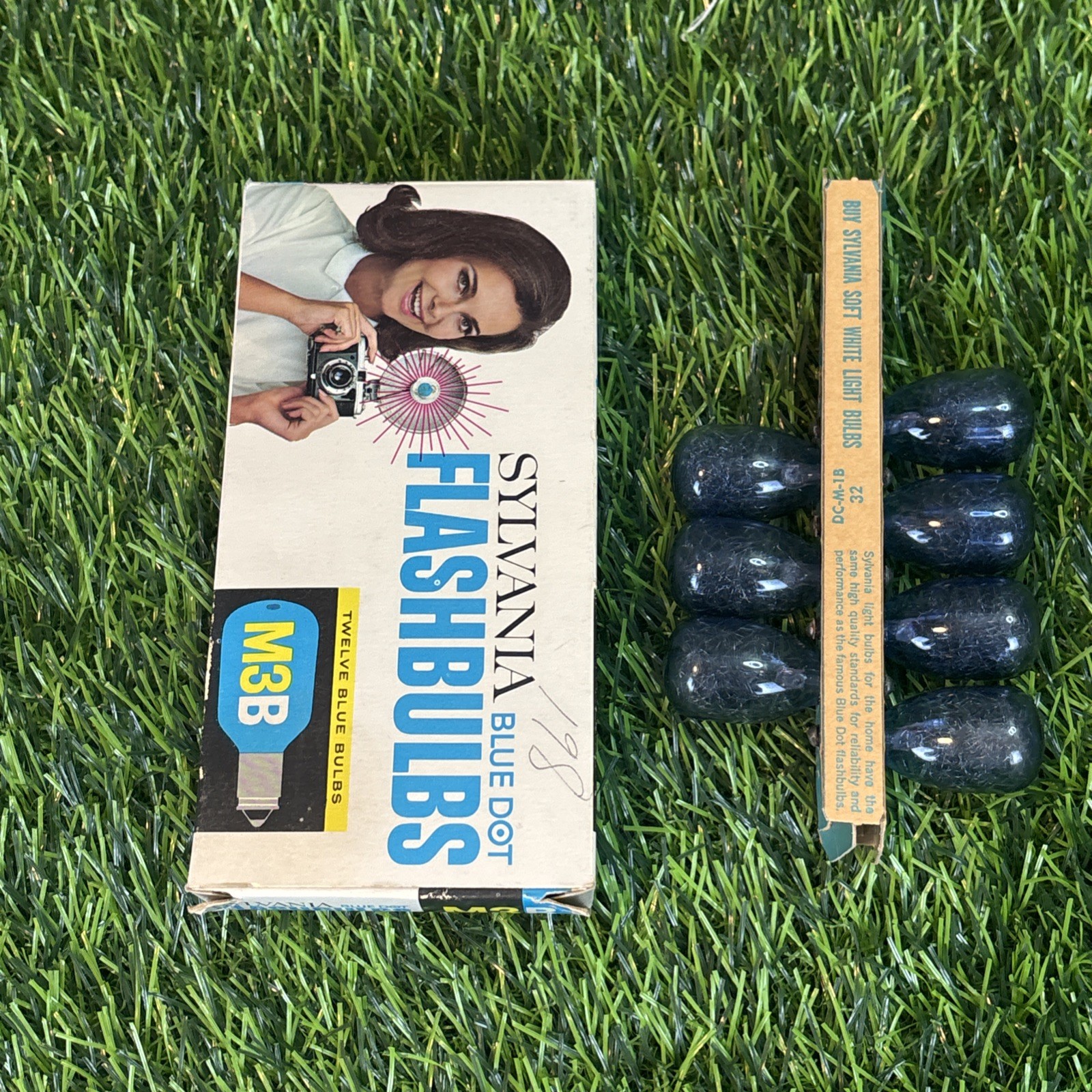 Vintage Sylvania Blue Dot Flashbulbs M3B Lot of 7 w/ Original Box