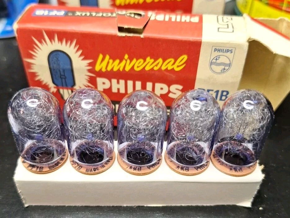 2 Sets of VINTAGE Universal Philips Photoflux PF1B X 10 Bulbs 10 Flashes, NOS.