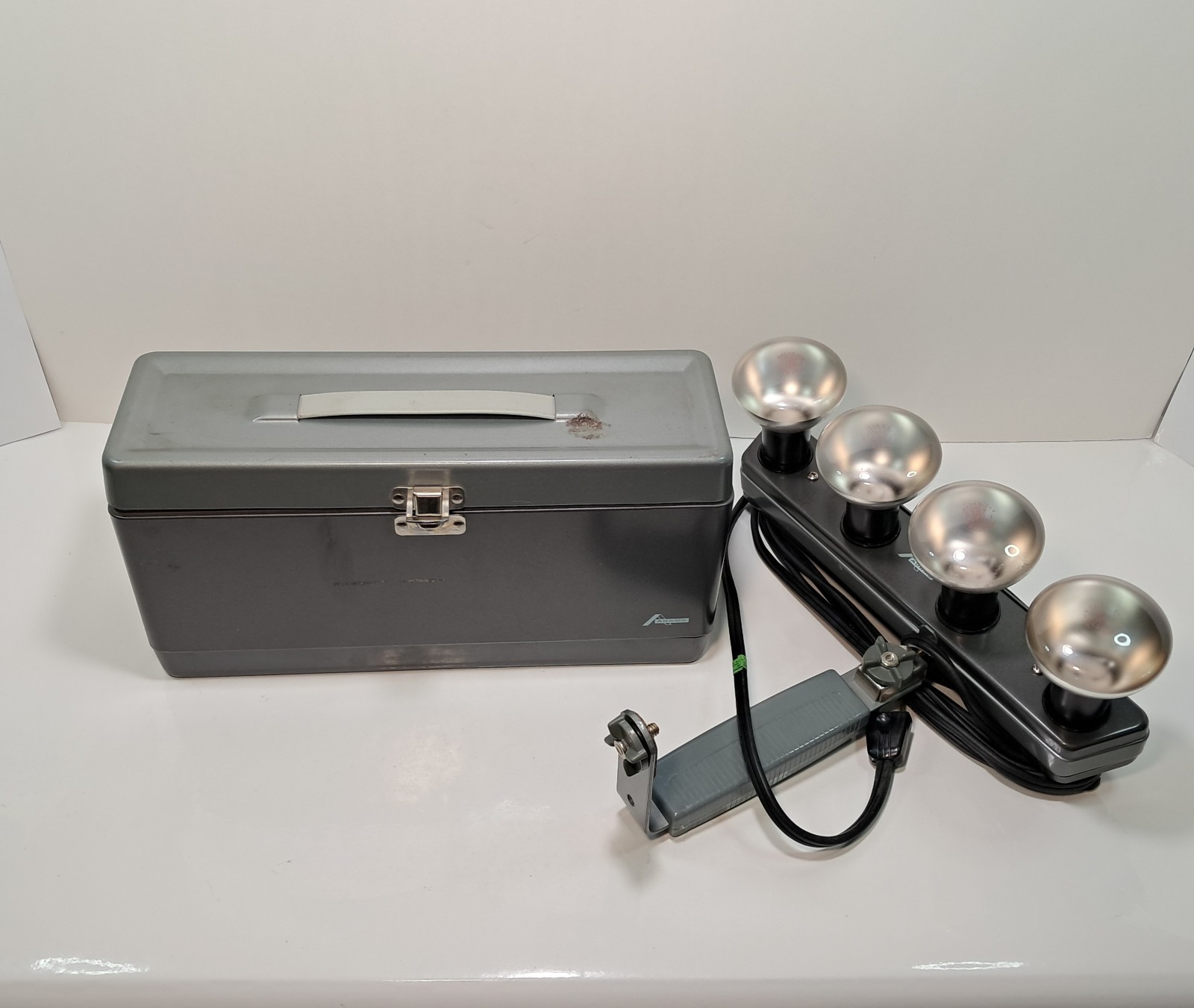 Vtg Adams Indoor Portable Photography 4 Light Fixture Model GL101AW800W W/Case
