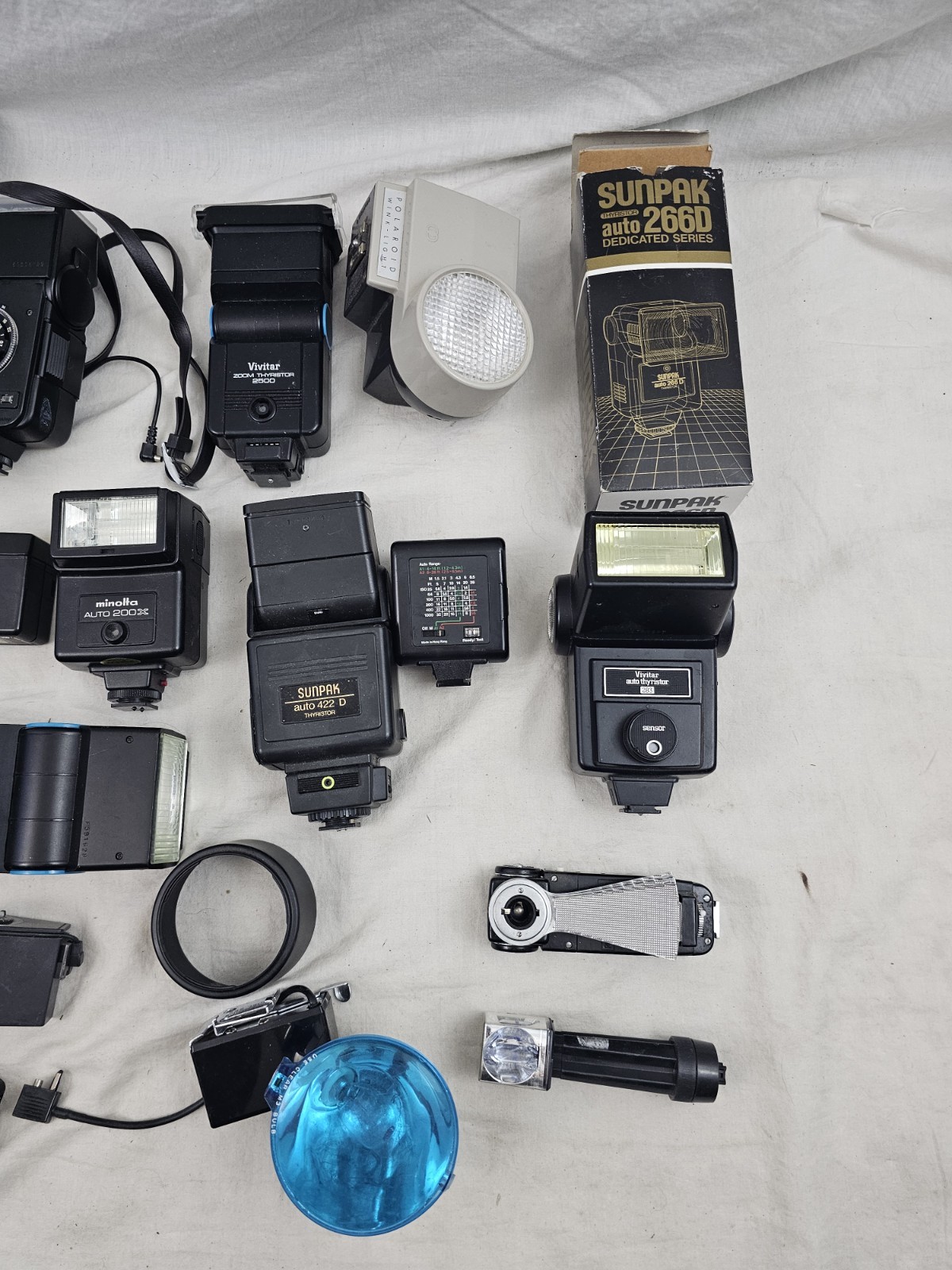 BIG LOT OF VINTAGE CAMERA FLASHES MANY DIFFERENT MODELS AND BRANDS