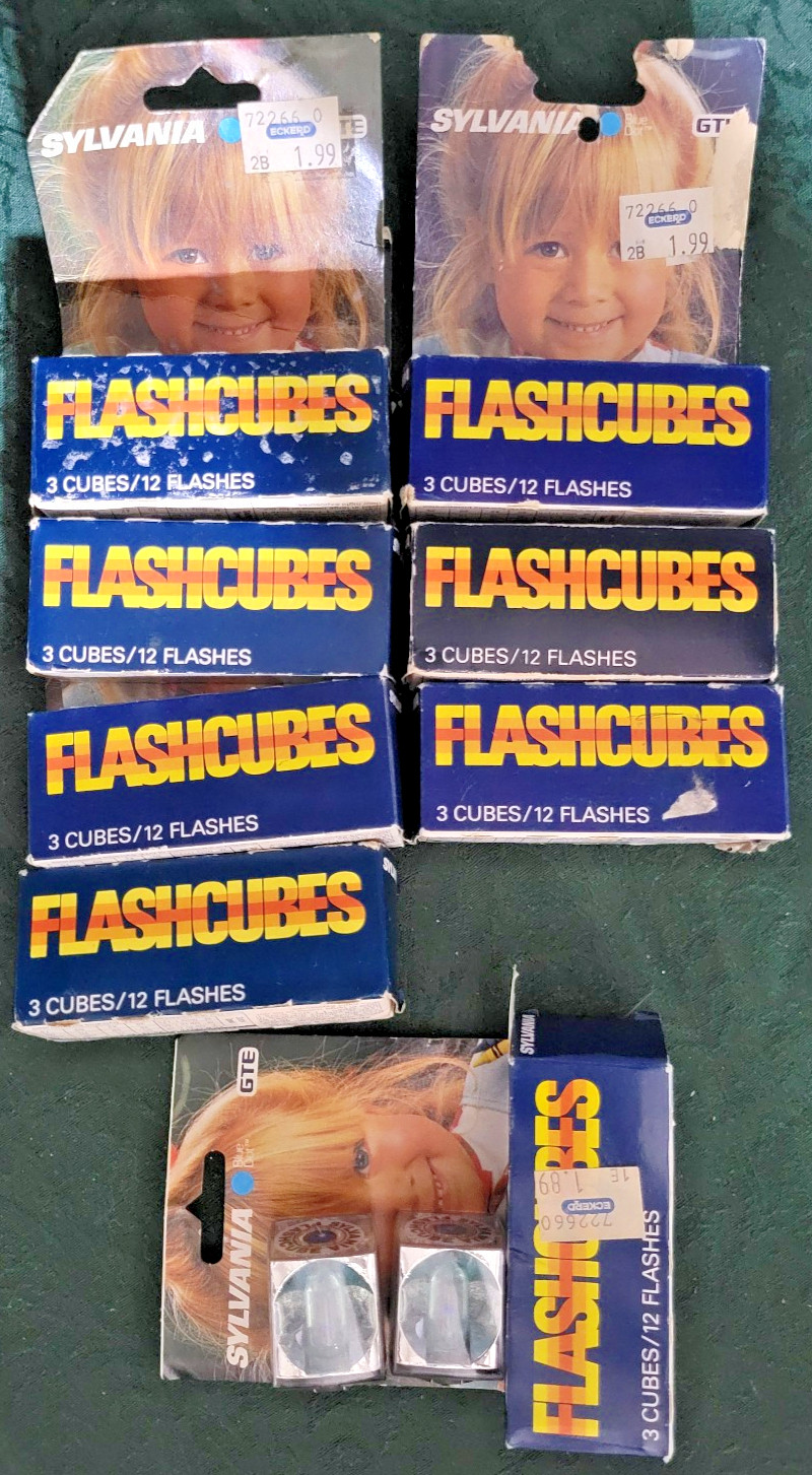 Vintage – Sylvania Blue Dot Flashcubes. 7 boxes of 3 flashcubes each.. + 2