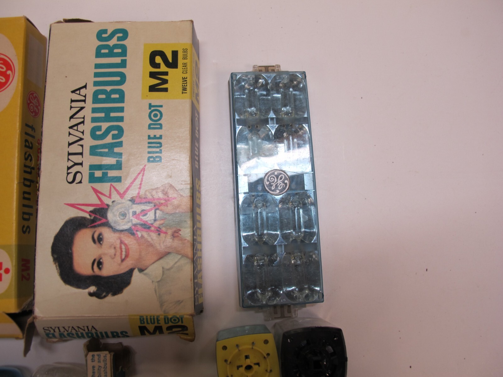 5 M2 clear, 4 blue M2, 13 M3b Flash bulbs, 7 flash cubes, 1 flip bar and 2 large