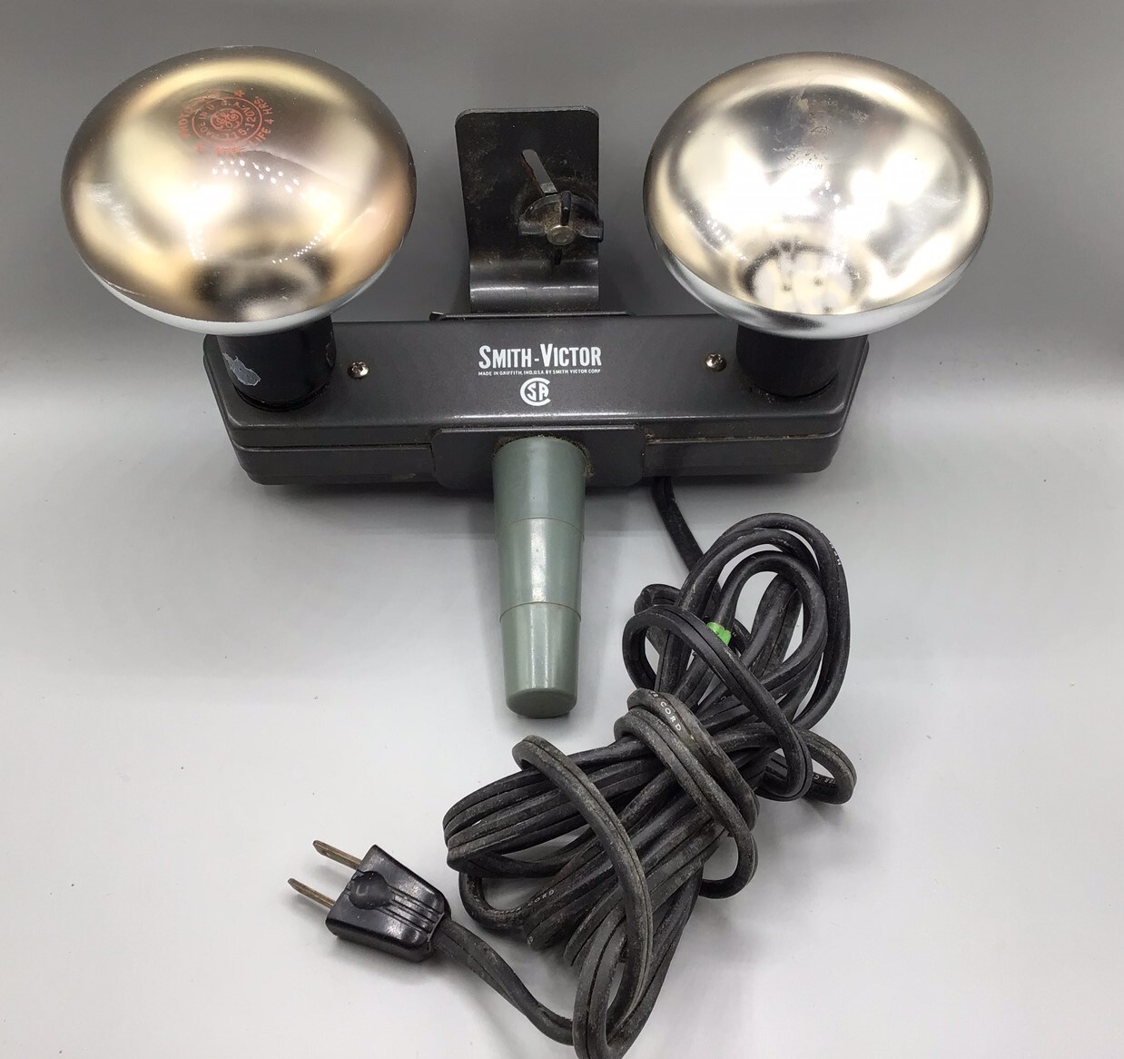 Vintage Smith Victor (Ind. USA) movie light box L20 with bulbs – works well