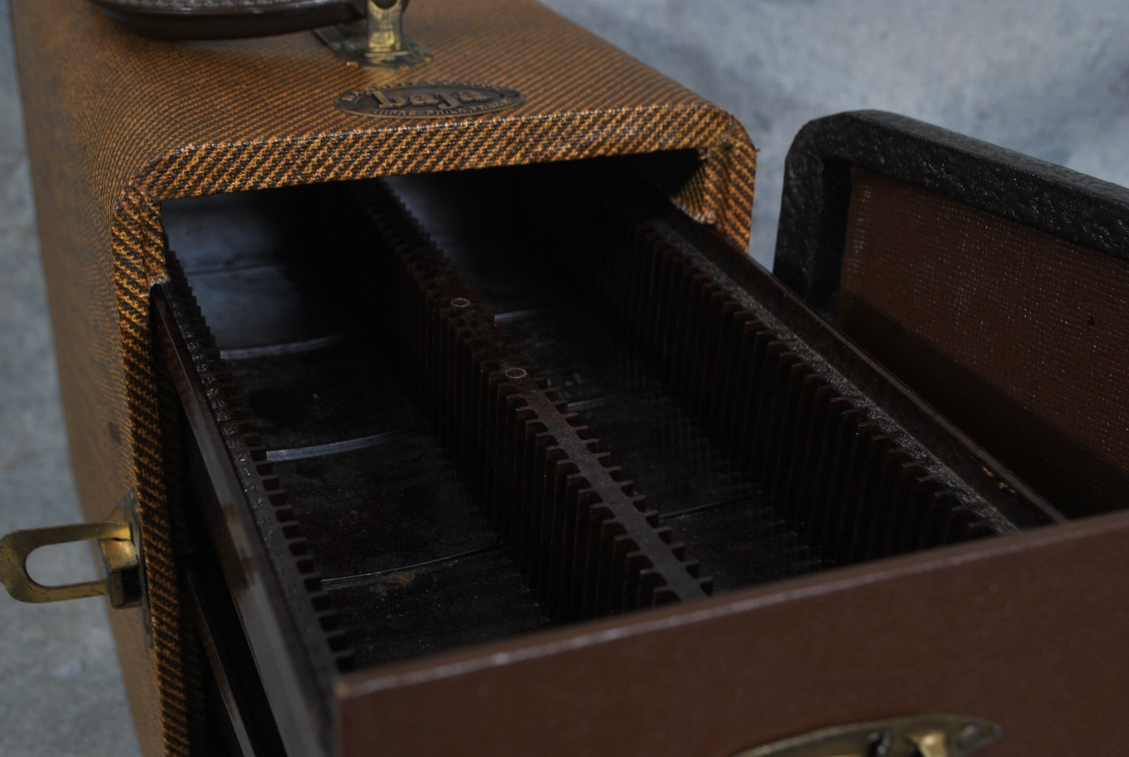 Barnett & Jaffe of Philadelphia Portable Baja Slide Case That Holds 300 Slides