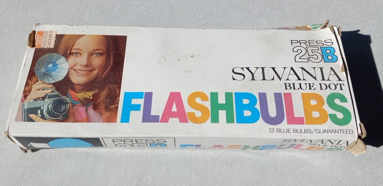 Vintage Sylvania Blue Dot Flashbulbs 8 Blue Bulbs Press 25B w/’60s Original Box