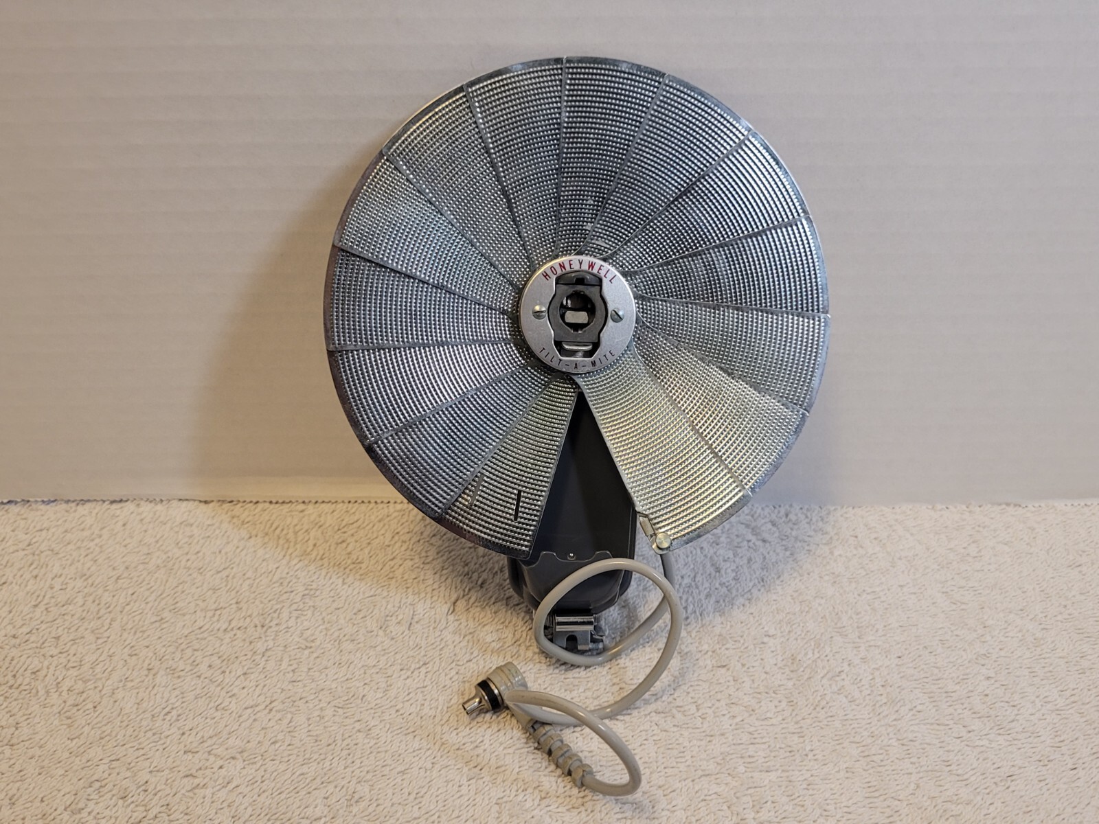 VTG Honeywell Tilt-A-Mite Camera Collapsible Fan Style Flash Unit Japan UNTESTED