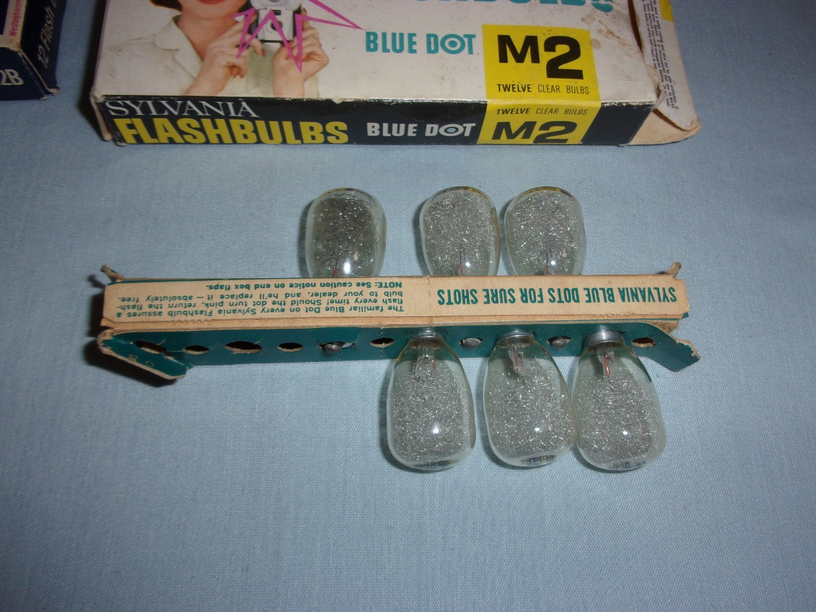 Lot of 17 Vintage Flashbulbs – Blue Dot M2 M2B Sylvania Westinghouse