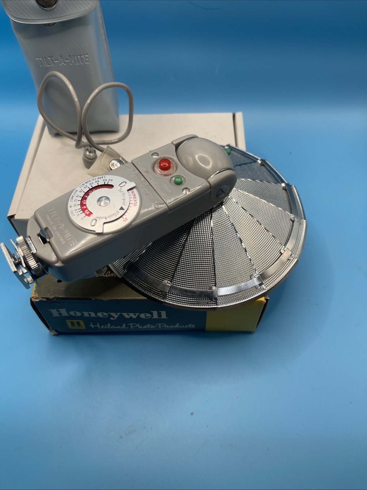 Vintage HONEYWELL TILT-A-MITE Camera Flash Unit Collapsible Fan Style W/CASE Box