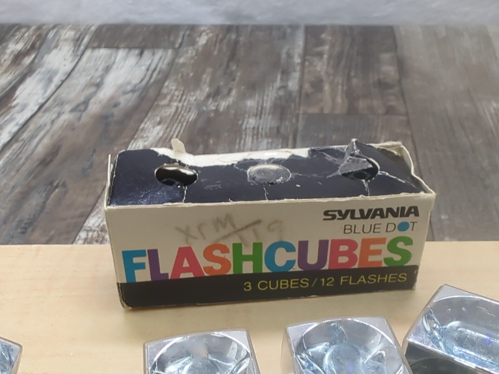 Vintage Sylvania Blue Dot Flash Cubes In Box And Loose. 9 Cubes . 4 Flash🧡💜🤎