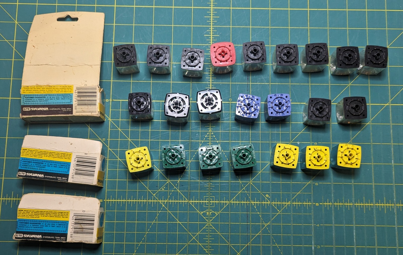 32 flash cubes Assorted brands Sylvania GE Westinghouse