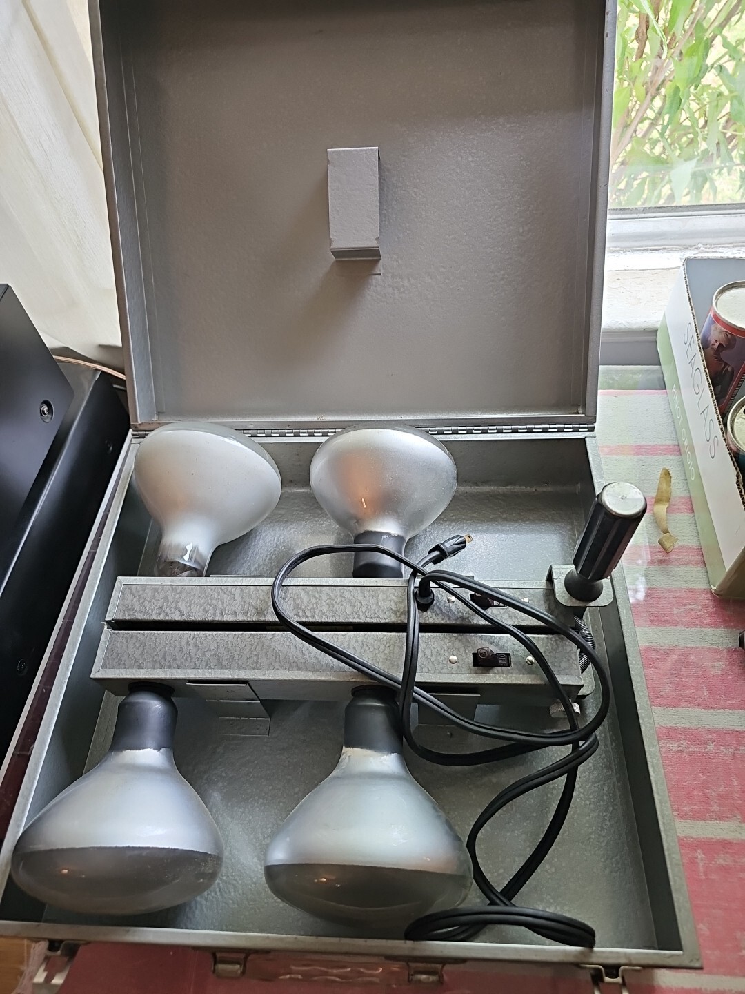 Vintage Powelite 250/4 Bulb Folding Movie/Photography Light Bar, W/ Case, Works