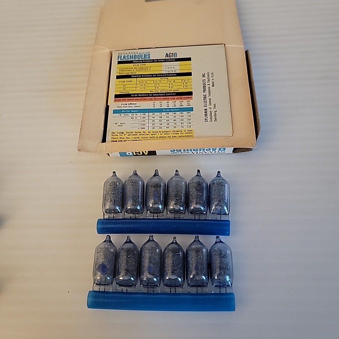 Vintage Sylvania Blue Dot AG1B Flashbulbs Lot 20 Bulbs w Display