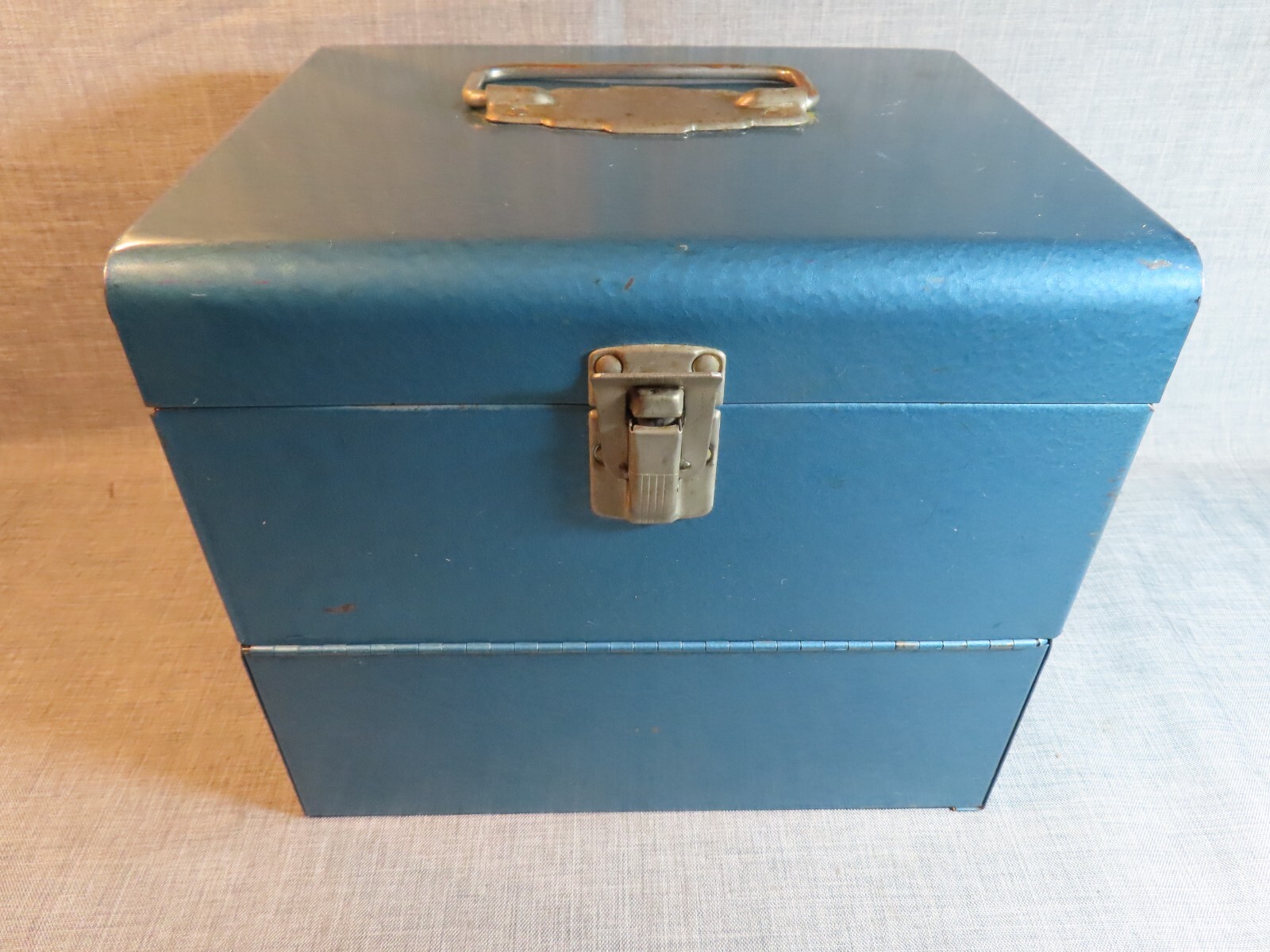 Vintage LOGAN Super 8 Film Can Storage Case – Blue Metal – Nice Condition