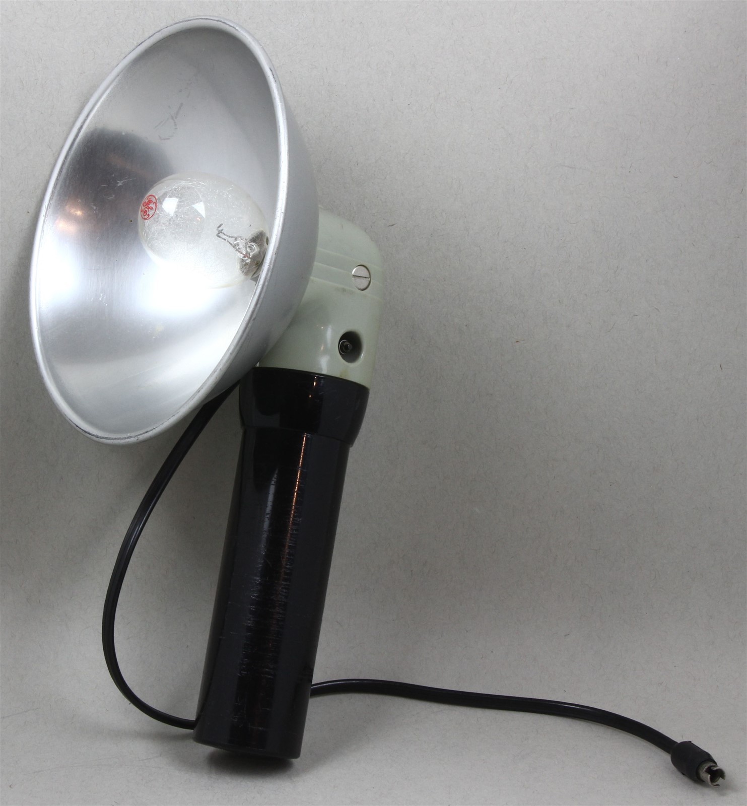 KODAK FLASHOLDER w/REFLECTOR & Flash Bulb Bakelite Handle/Battery Case