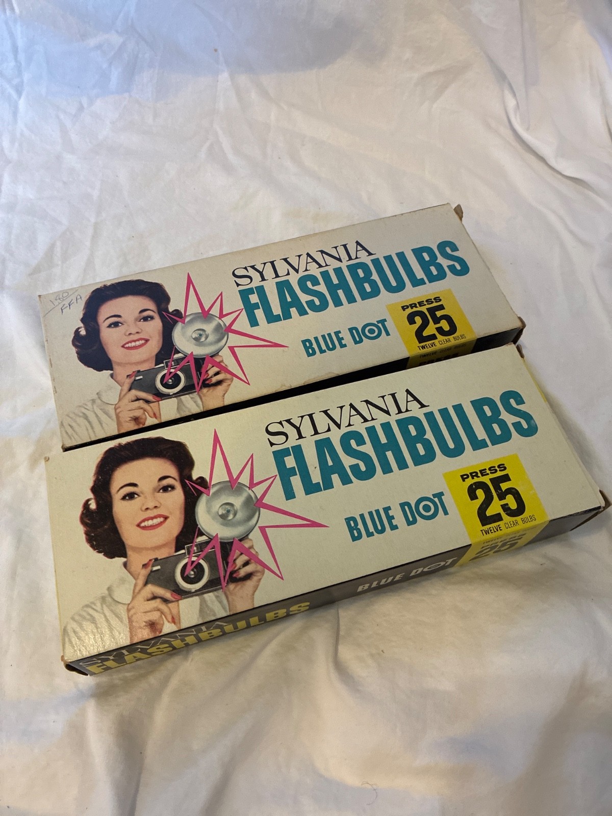 Sylvania Blue Dot Press 25 Vintage Camera Photo Flashbulbs 2 Boxes of 12 NOS
