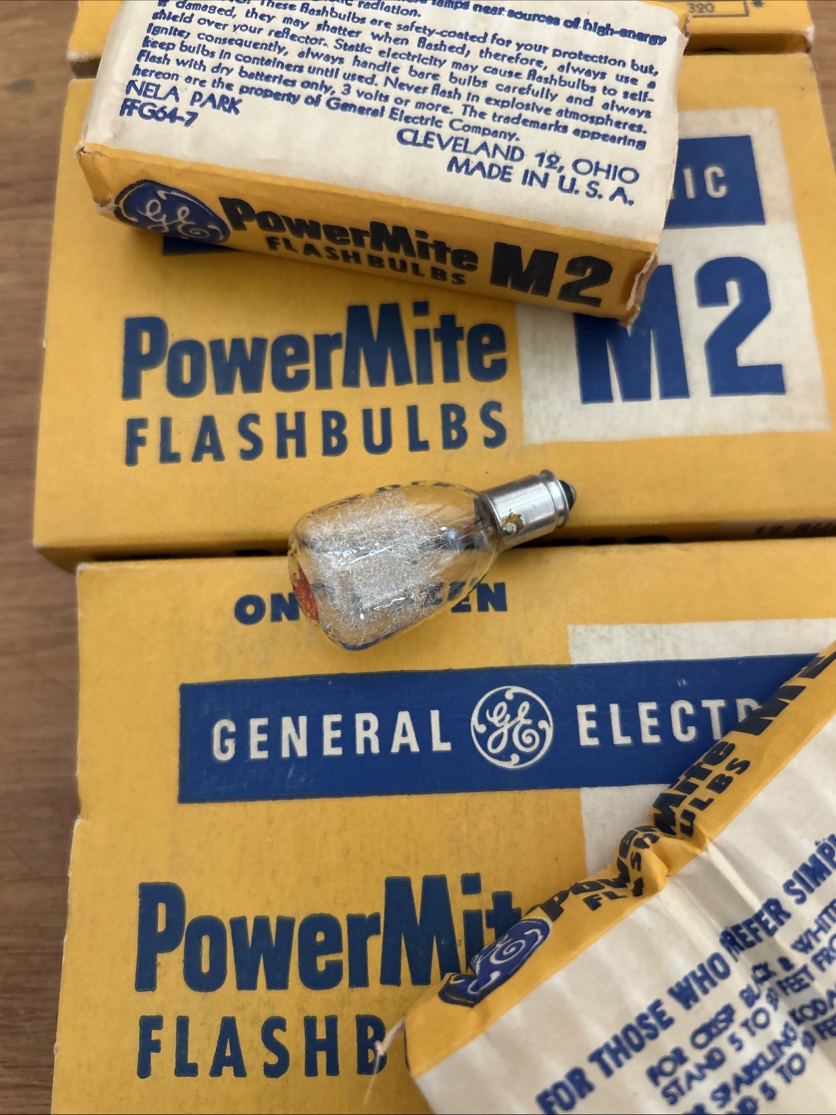 Lot 2 1/2 Boxes Of Vintage GE General Electric M2 PowerMite Flashbulbs Total 31
