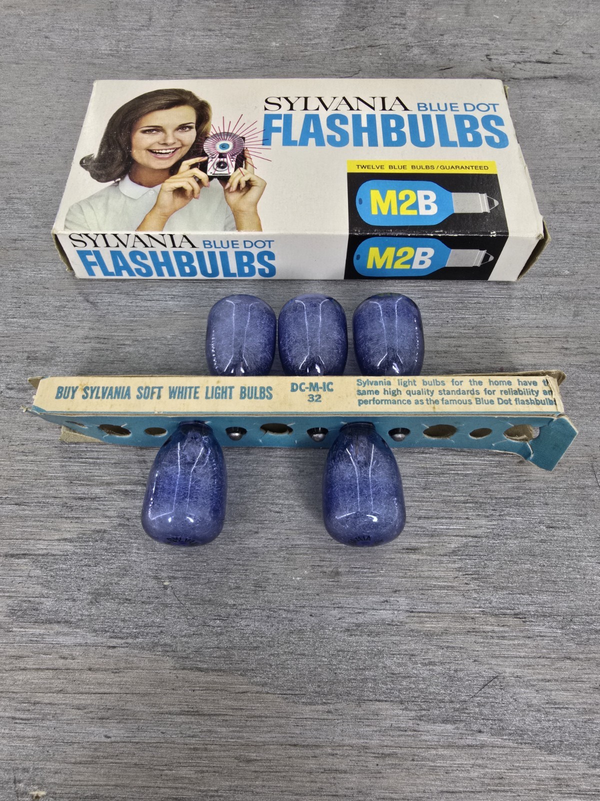 1960’s Silvania Blue Dot Flashbulbs M2B Set of 5 Bulbs
