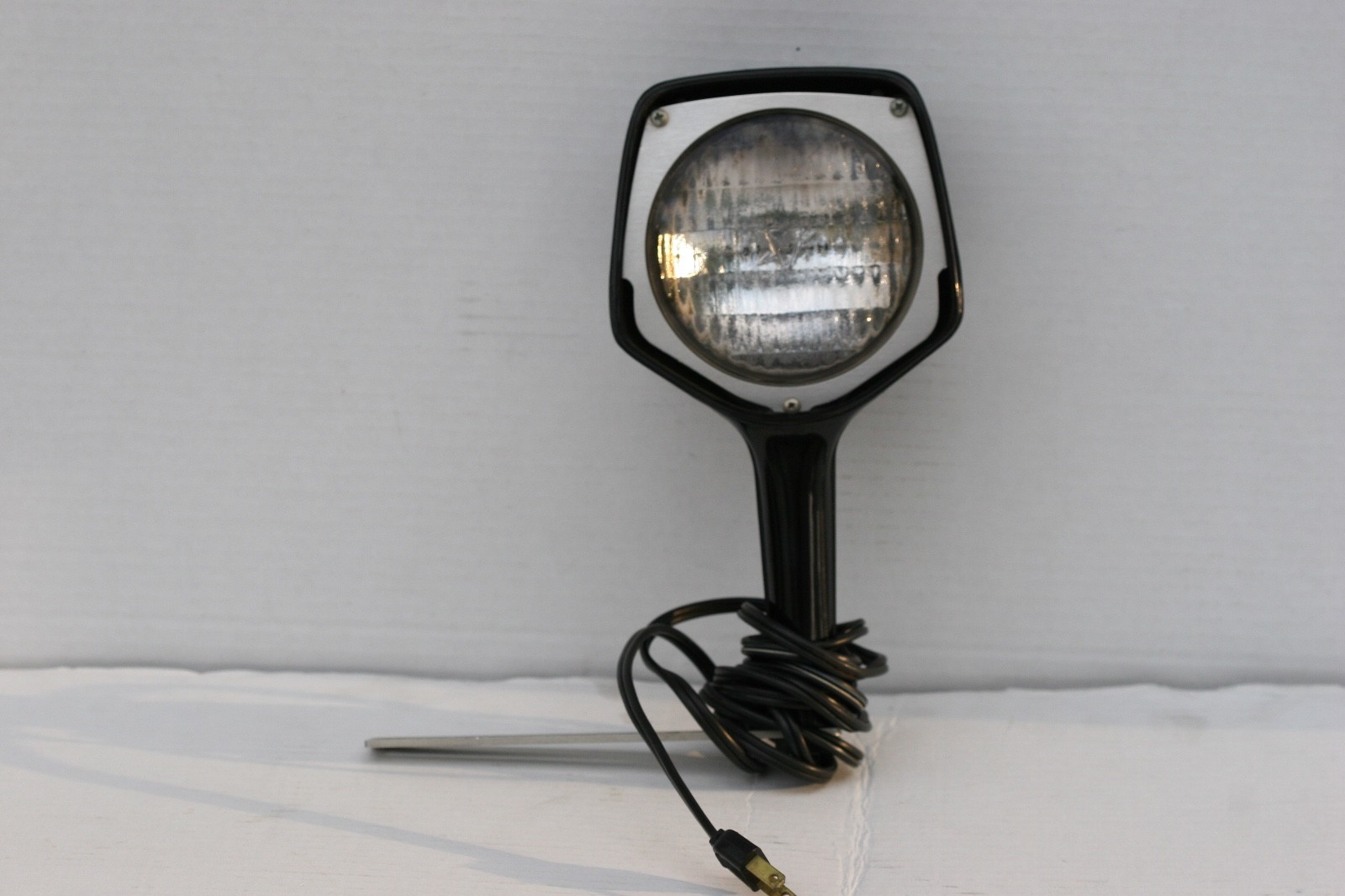 VINTAGE KORV-AIR MOVIE LIGHT FITS ALL MOVIE CAMERA MADE IN USA