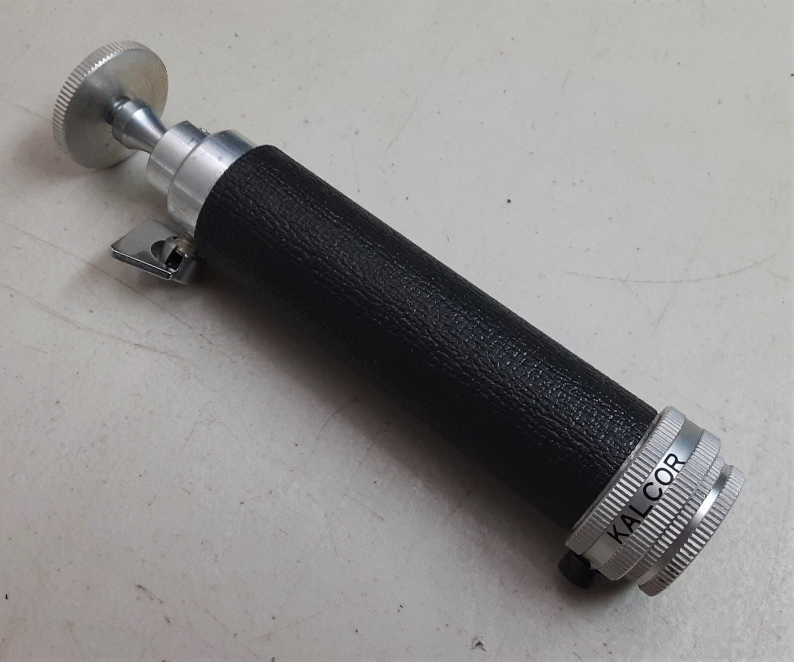 KALCOR 839976 Rotating Head 5 1/2″ Hand Grip Table Top Tripod