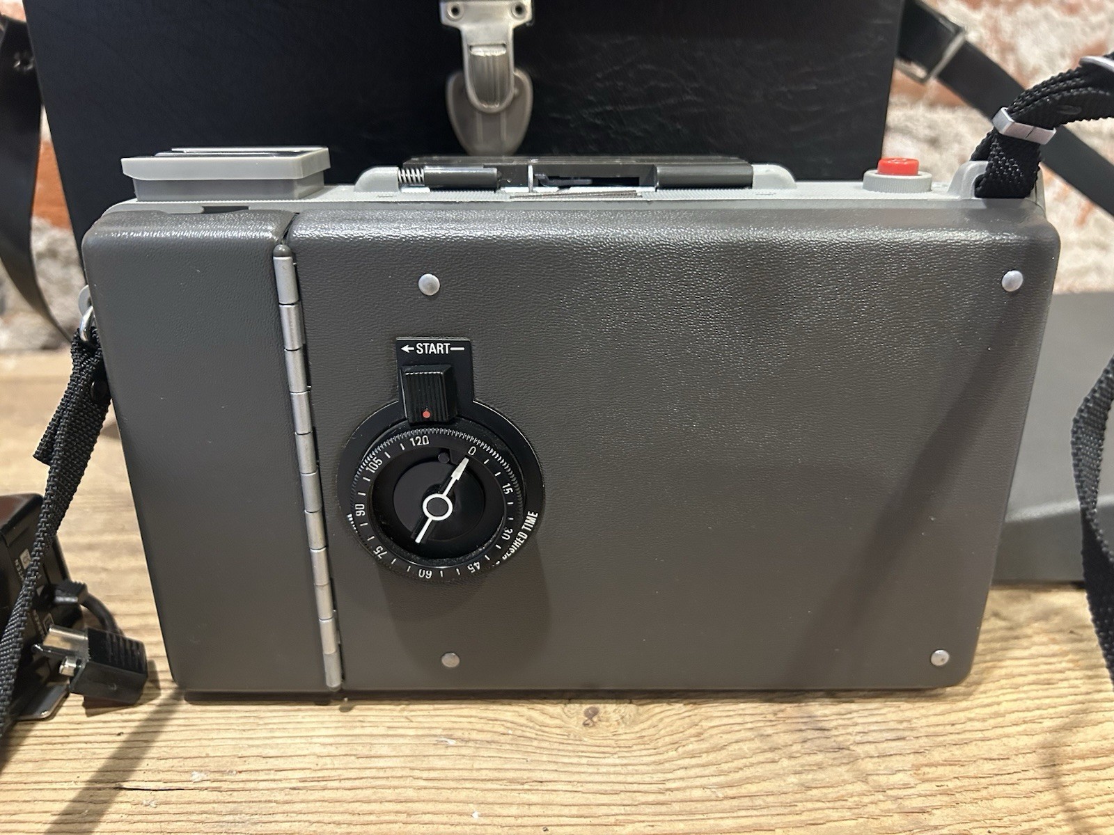VTG Polaroid Automatic Land Camera 440 Manual Close Up Kit Carry Case Untested