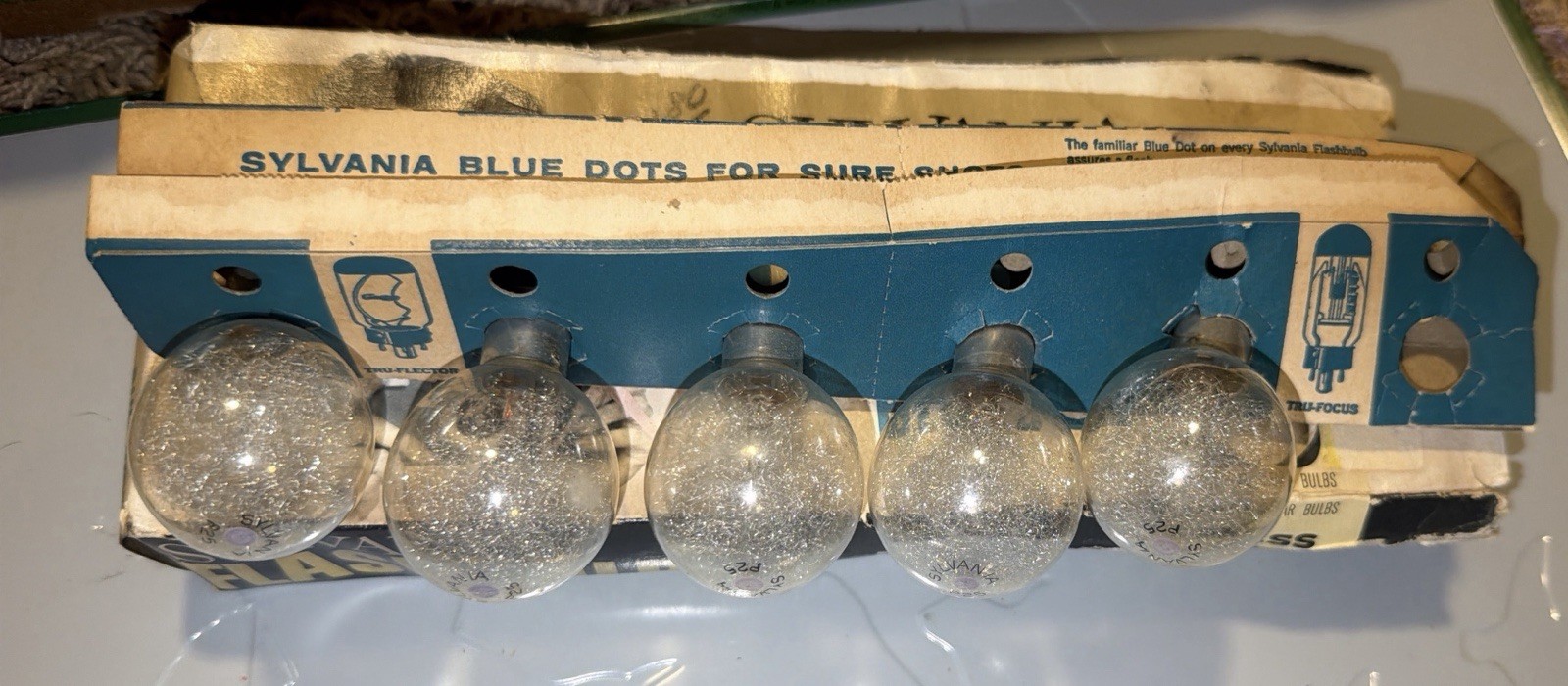 Vintage Sylvania Press 25 Flashbulbs Lot Blue Dot Boxes + Loose Bulbs Bulk, PROP