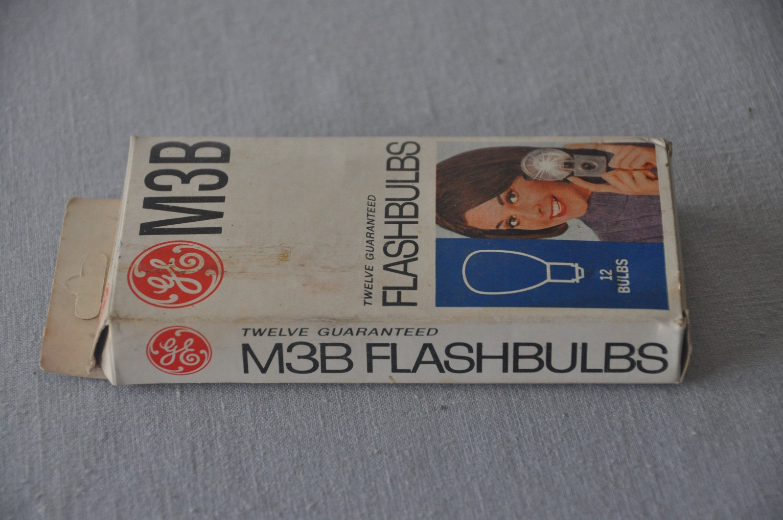 Vintage GE M3B Blue Flashbulbs, 11 Bulbs