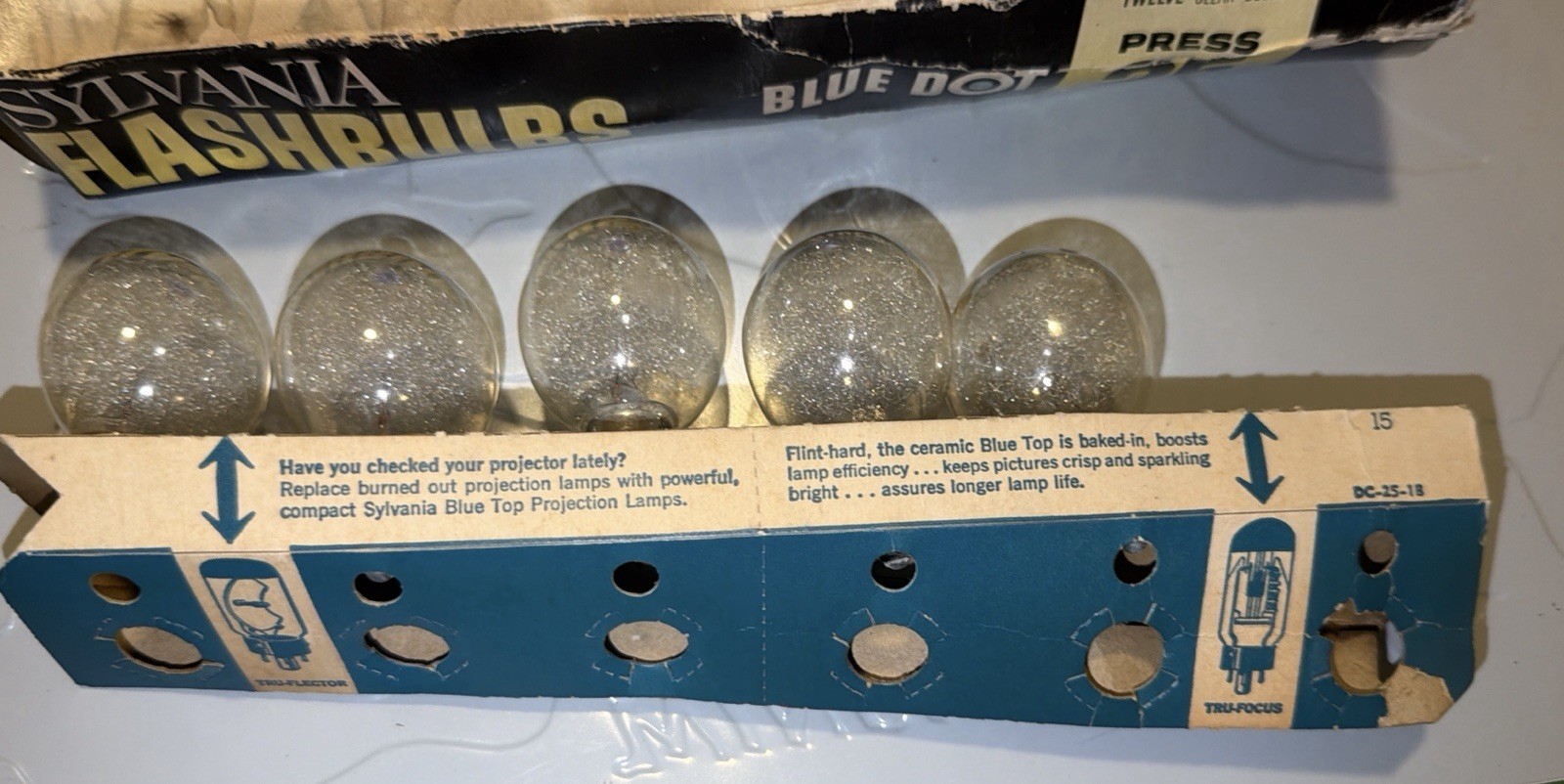 Vintage Sylvania Press 25 Flashbulbs Lot Blue Dot Boxes + Loose Bulbs Bulk, PROP