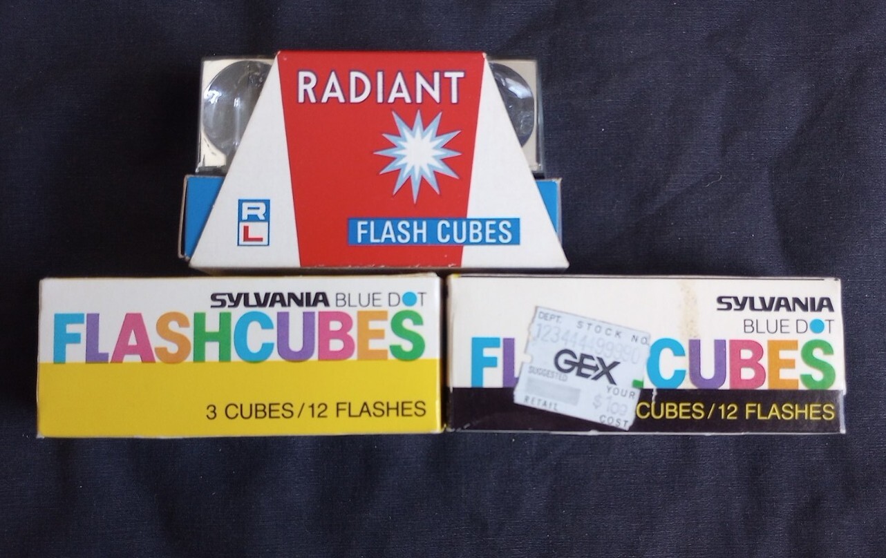 2 Vintage Sylvania GTE Blue Dot Flash Cubes 3 Pack & 1 Pack Radiant Flash Cubes