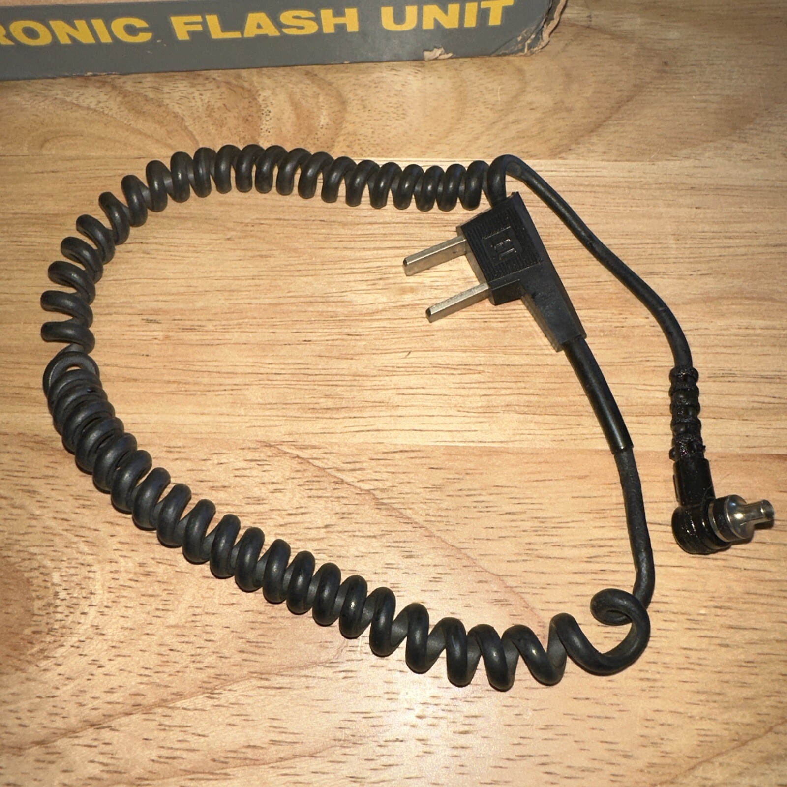 Honeywell Strobonar 400 Shoe Mount Flash with Sync Cord – Vintage UNTESTED