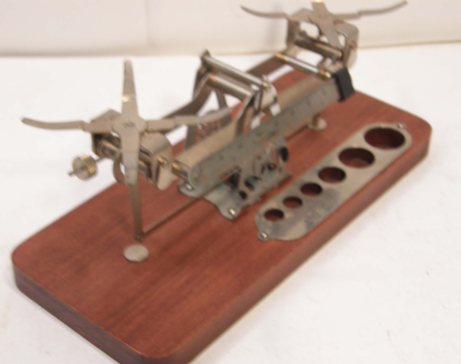 VINTAGE EASTMAN KODAK PHOTOGRAPHIC STUDIO SCALE W/WOODEN BASE PANS SOME WEIGHTS