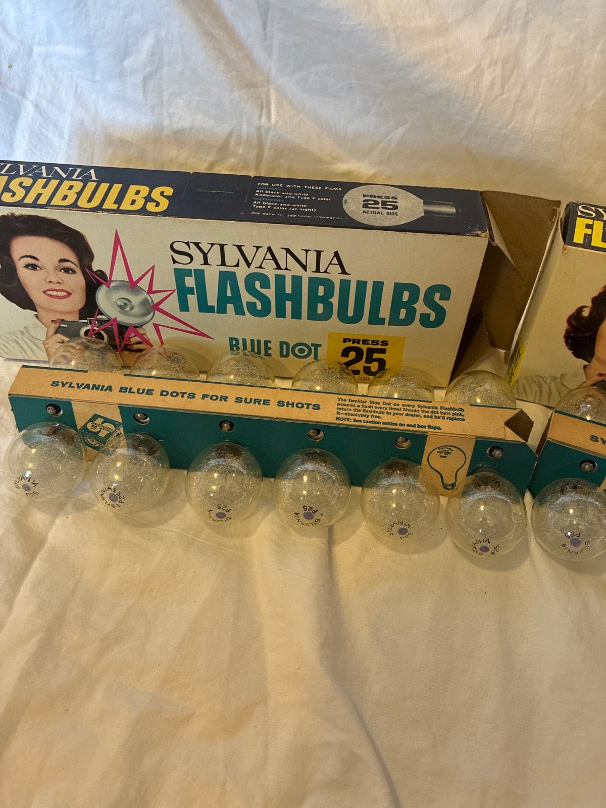 Sylvania Blue Dot Press 25 Vintage Camera Photo Flashbulbs 2 Boxes of 12 NOS
