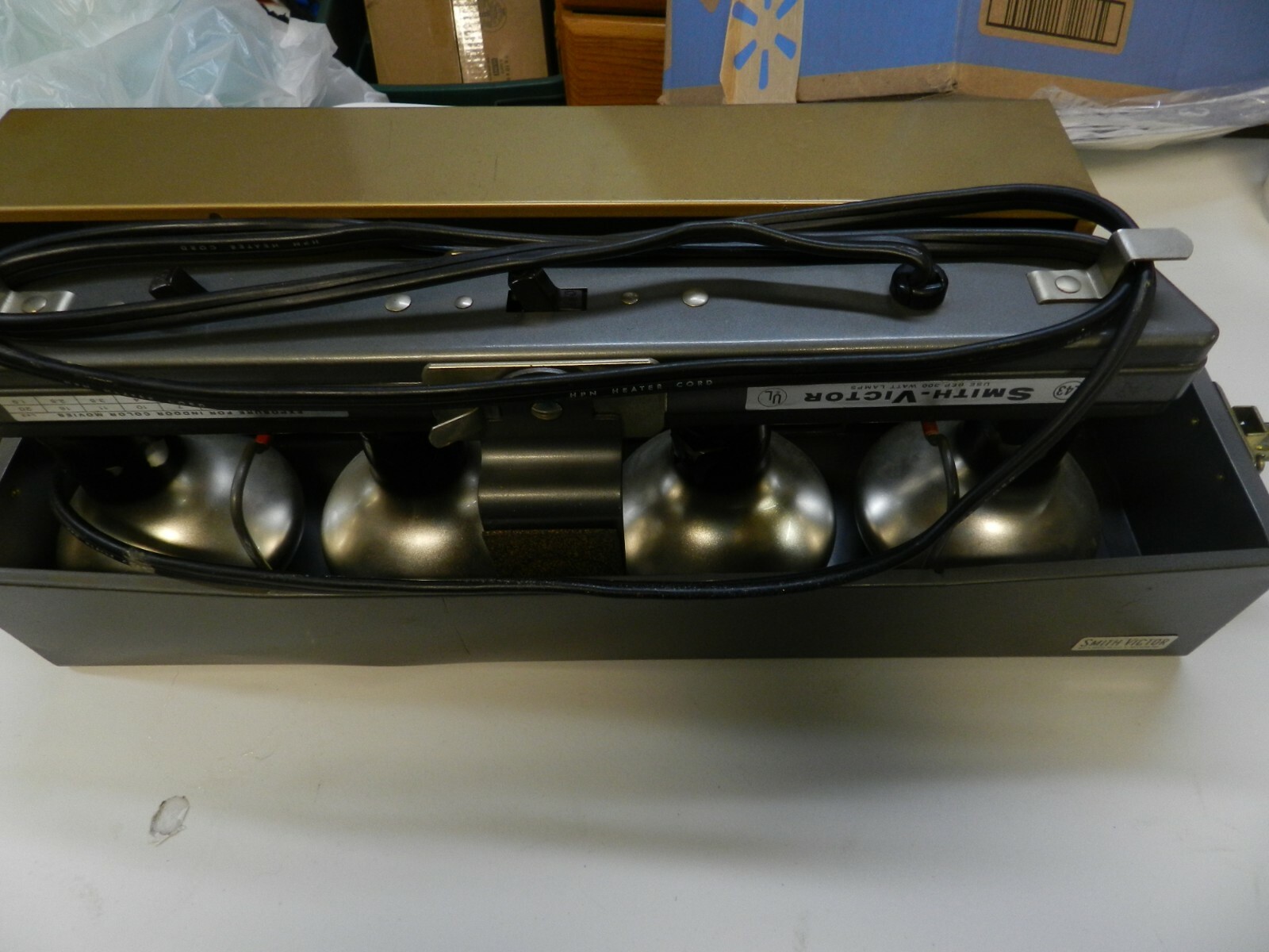 Vintage Smith-Victor Flood Light Bar Model GL 43 – Holds 4 Lights, 2 Bulbs Work