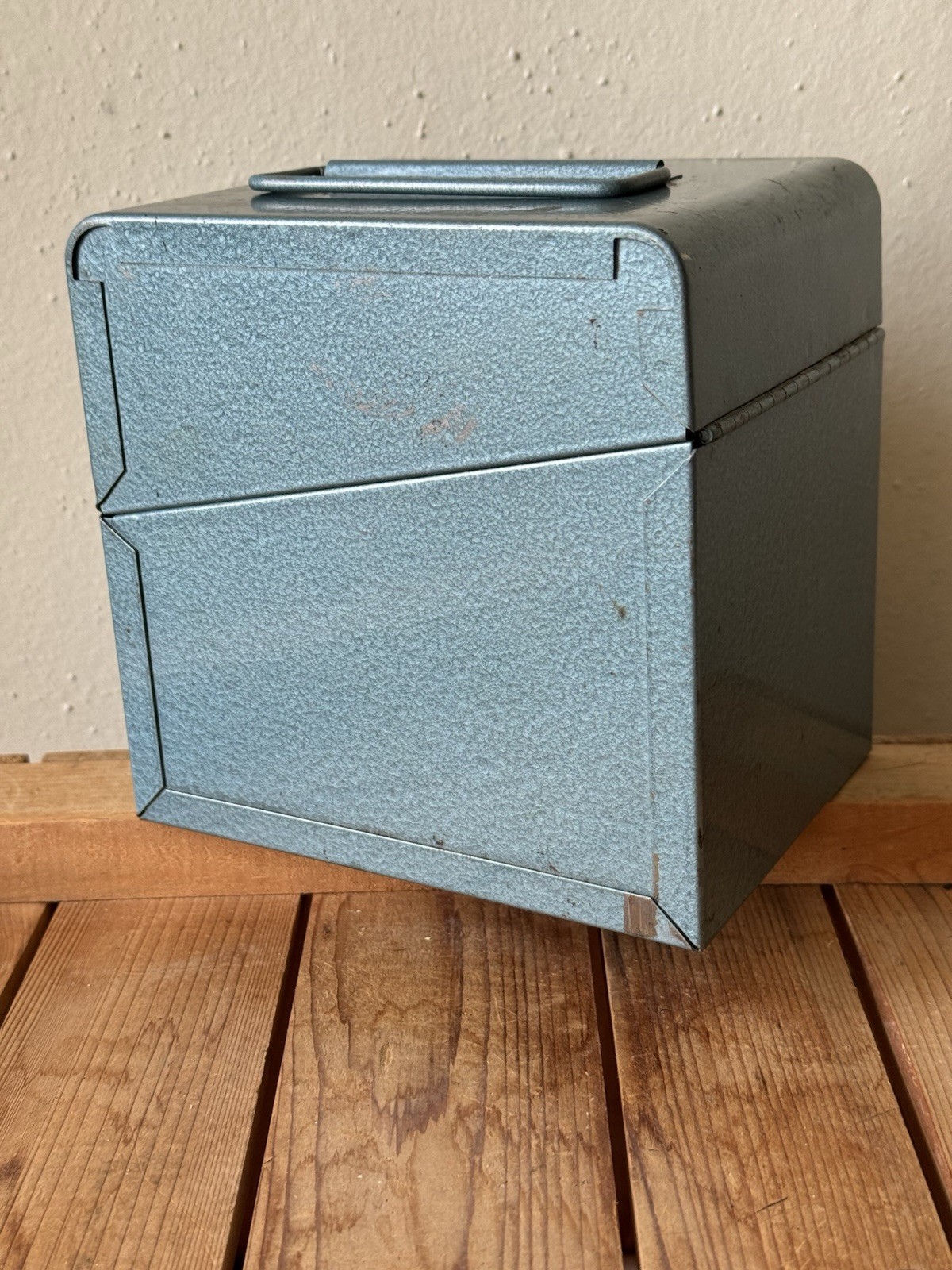 Vintage Light Gray 5″ Reels-8MM Metal Reel Storage Film Case Box