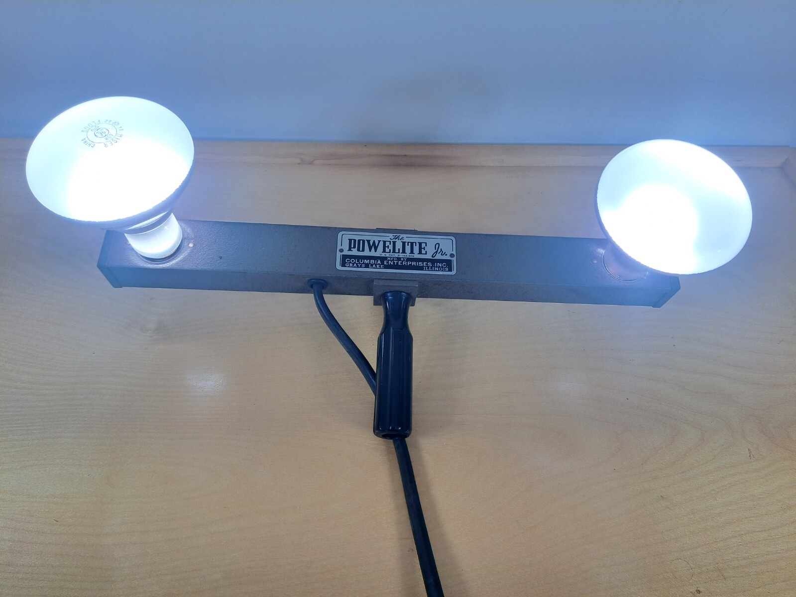 Vintage Powelite Jr 2 Lamp Movie Light Bar w Handle – Tested – Grays Lake, IL