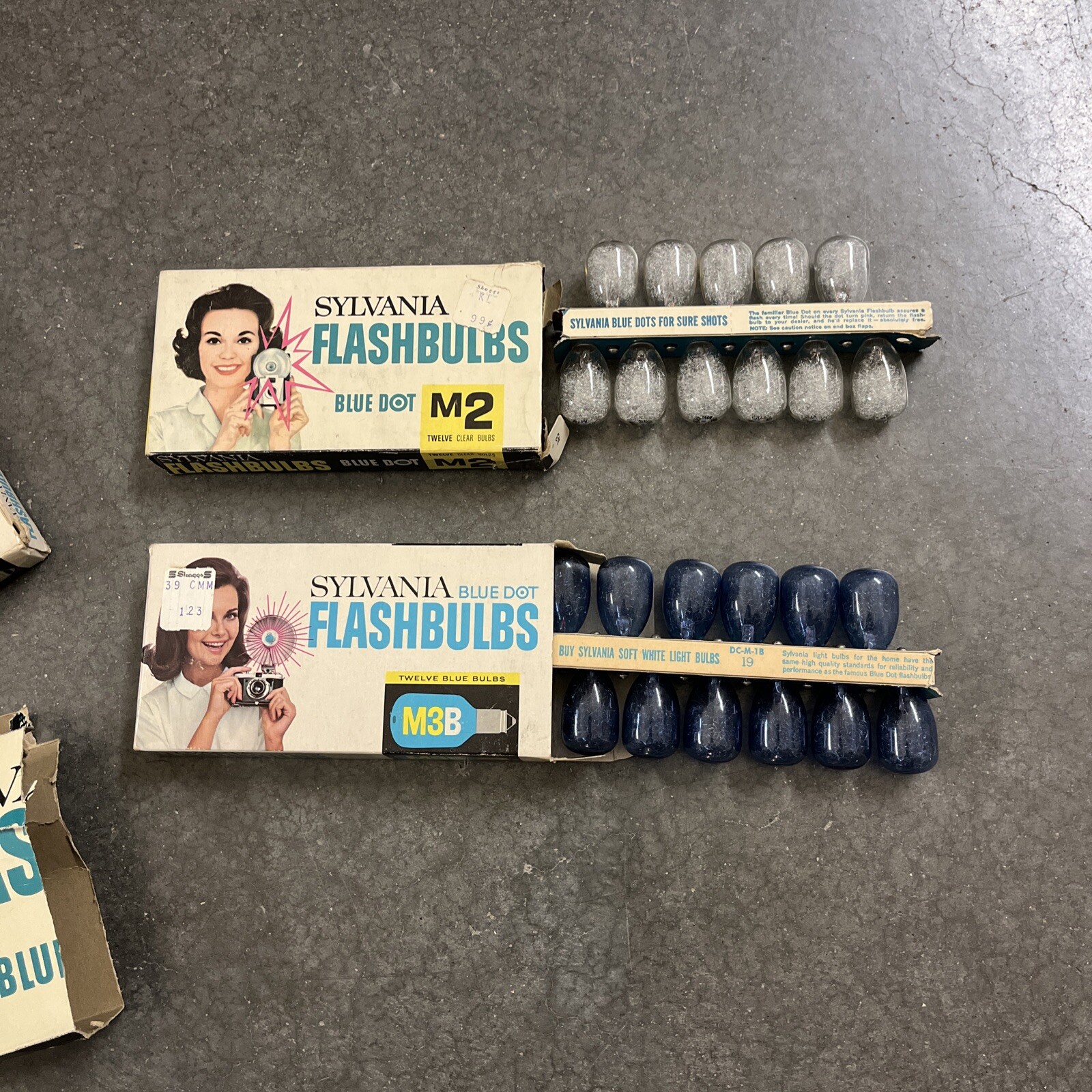 Sylvania Blue Dot Flashbulbs M2B M3B M2 Press 25 Lot of 73 Vintage