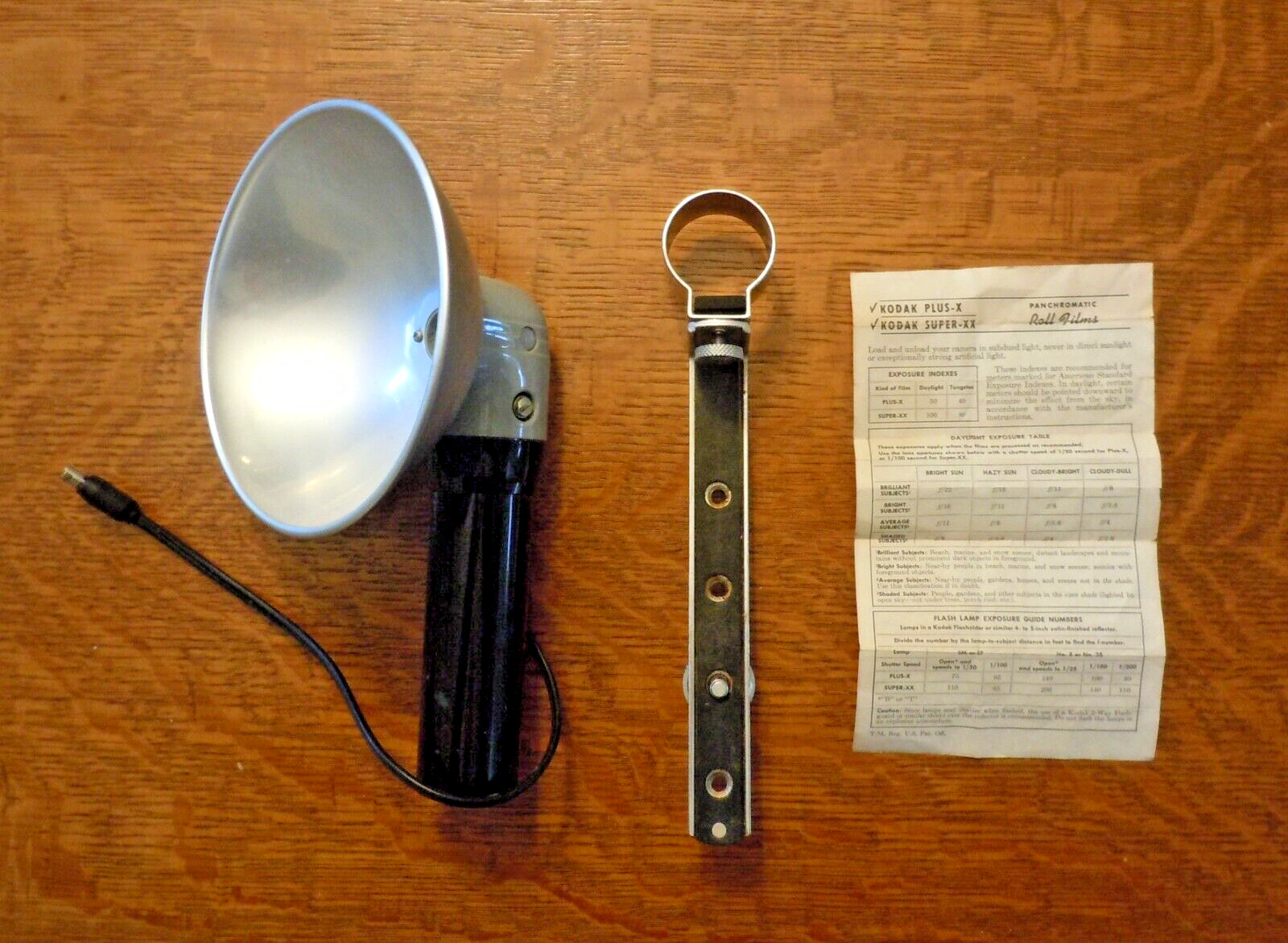 Vintage Kodak Flasholder Model B with 29 replacement bulbs