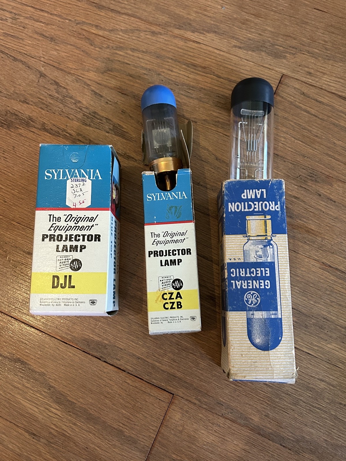 Lot of Vintage Photo Flashes, Flash Bulbs, Projector Bulbs – Untested