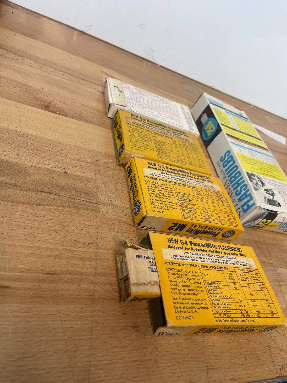 Vintage Flashbulb Lot GE PowerMite M2 M3 & Sylvania Blue Dot 25B Camera Bulbs