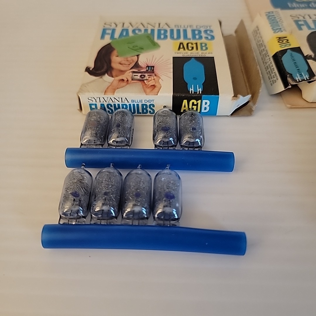 Vintage Sylvania Blue Dot AG1B Flashbulbs Lot 20 Bulbs w Display