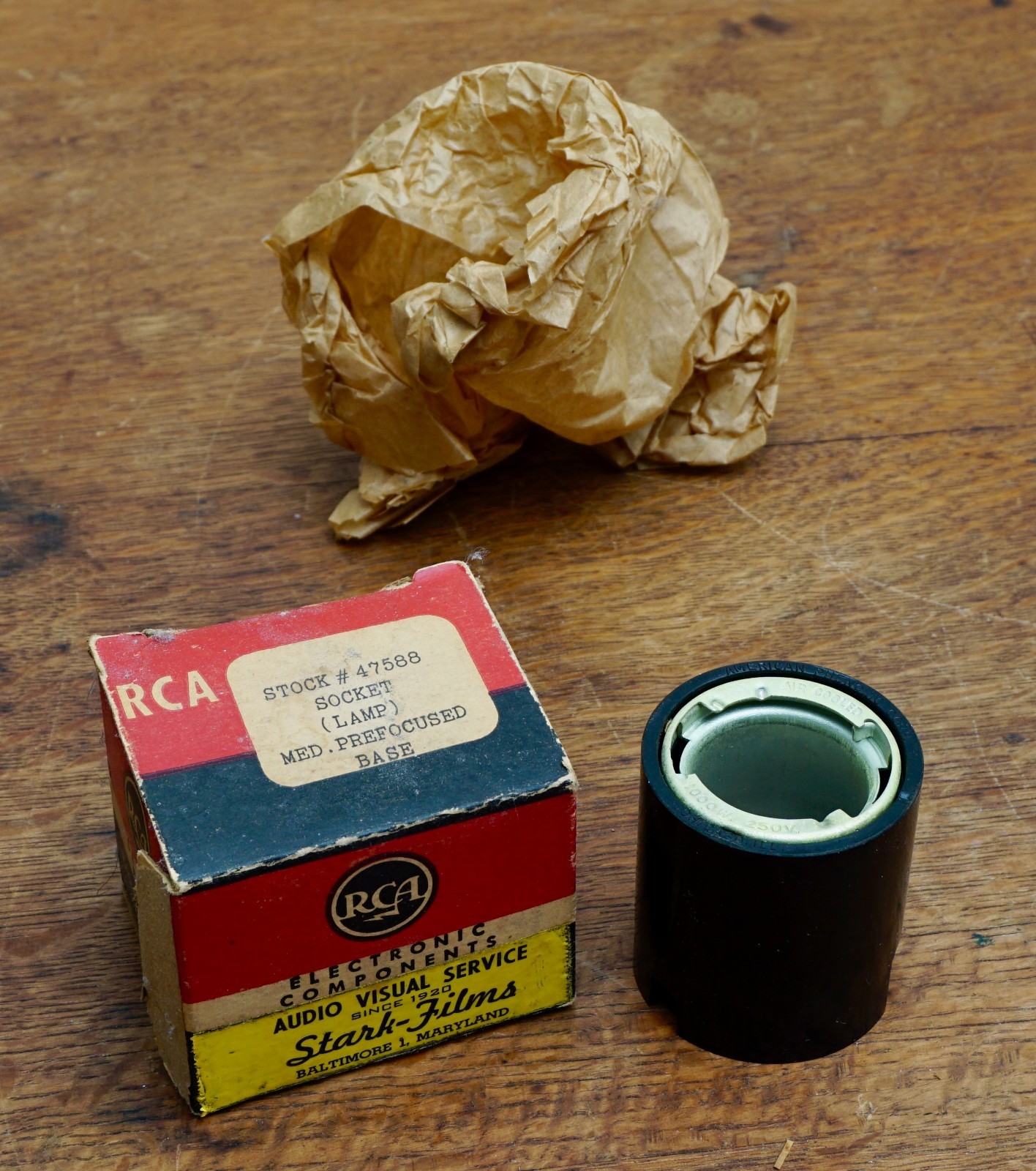 RCA #47588 Socket (Lamp). Med Prefocused. 1000w / 250v. New, Old Stock