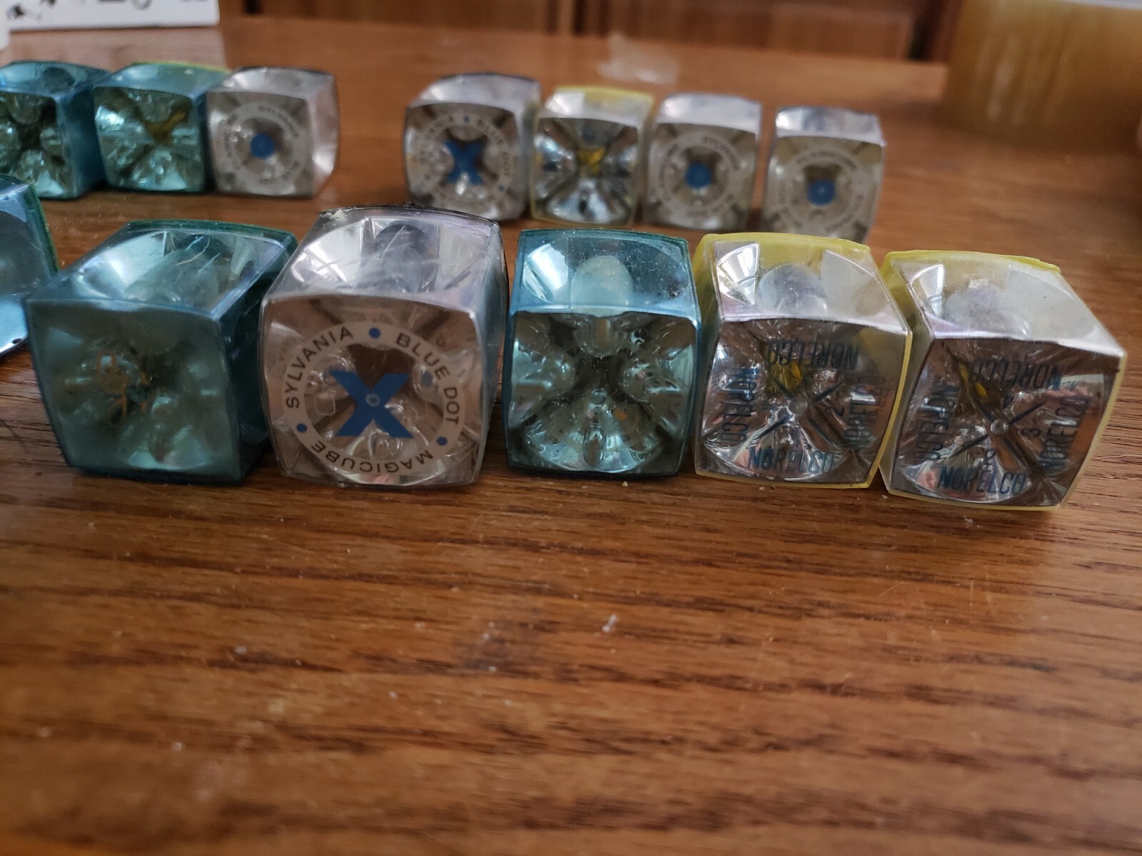 Set Of 18 Vintage Flash Cubes Bulbs – PRESUMED NOT WORKING – Various Brands