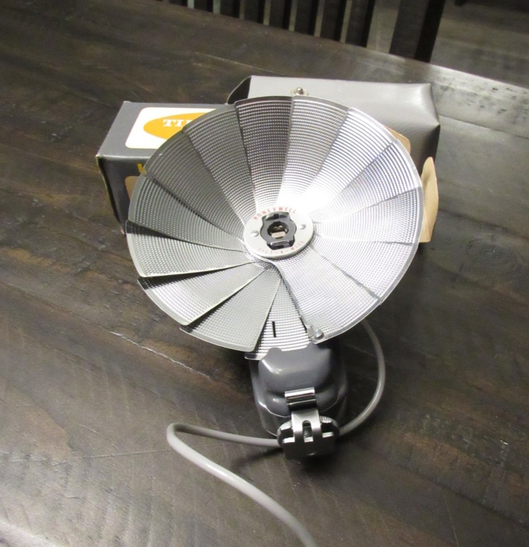 HONEYWELL TILT-A-MITE Camera Flash Unit Collapsible Fan Style w/ Case And Box