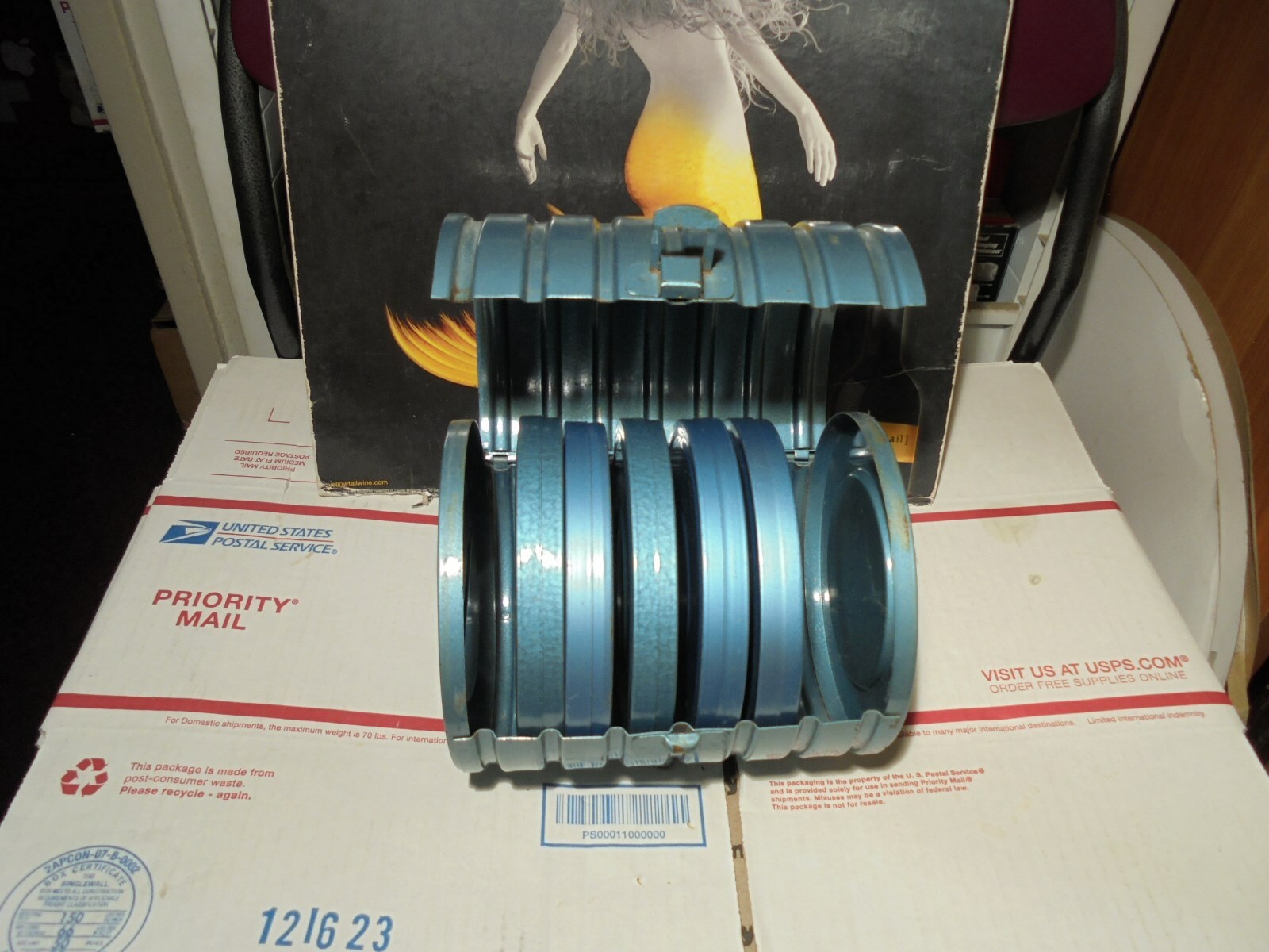 8 MM COMPCO 5-TIN CANISTERS 5-REELS 1-LG RETRO TOTE CARRIER