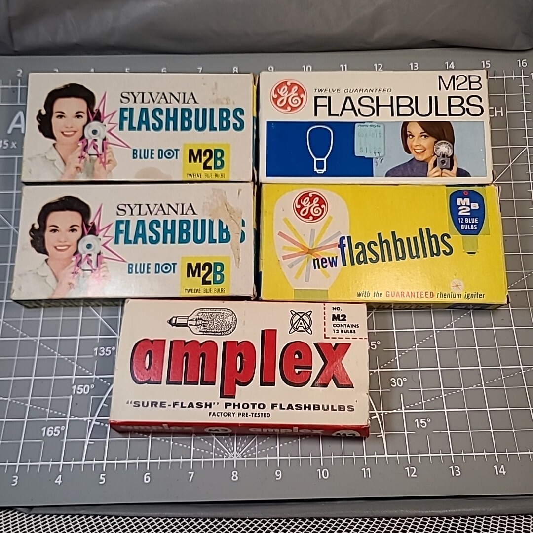 Vintage GE Sylvania M-2B Blue Flashbulbs M2B Flash Bulbs 48 flash Bulbs