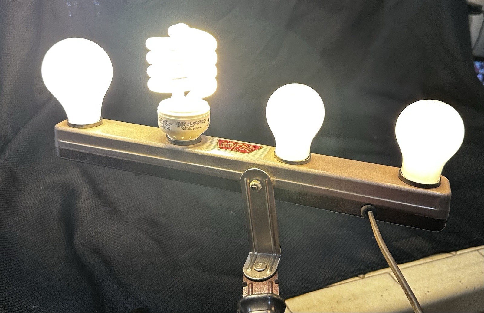 Vintage 1950’s ACME Mov-e-Lite 4-bulb Light Bar For Photography Filmmaking Metal